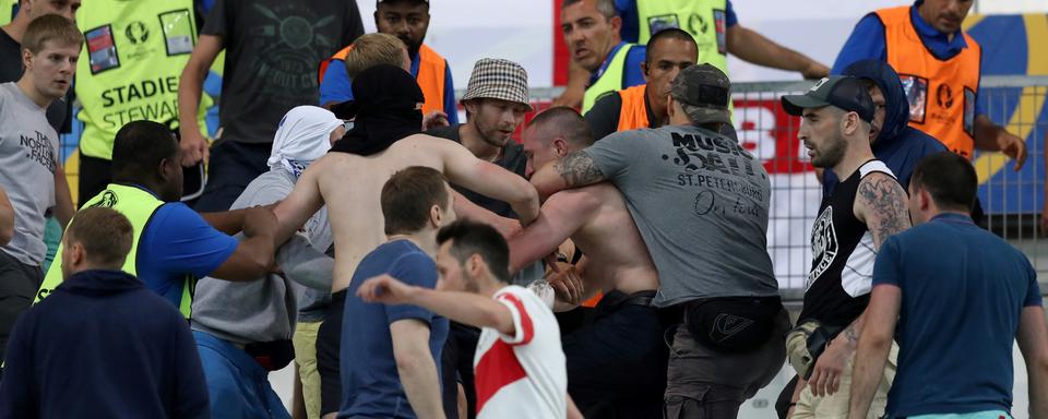 Les supporters russes et anglais se sont affrontés en marge du match au Vélodrome de Marseille. [AFP - Valery Hache]