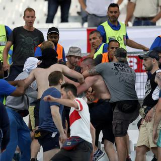 Les supporters russes et anglais se sont affrontés en marge du match au Vélodrome de Marseille. [AFP - Valery Hache]