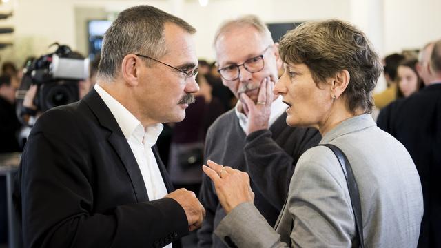 Les socialistes Jean-Francois Steiert et Ursula Schneider-Schuettel lors du premier tour. [Keystone - Jean-Christophe Bott]