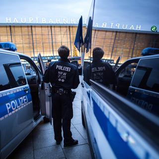 La présence policière a été renforcée autour de la gare de Cologne. [DPA/Keystone - Maja Hitij]