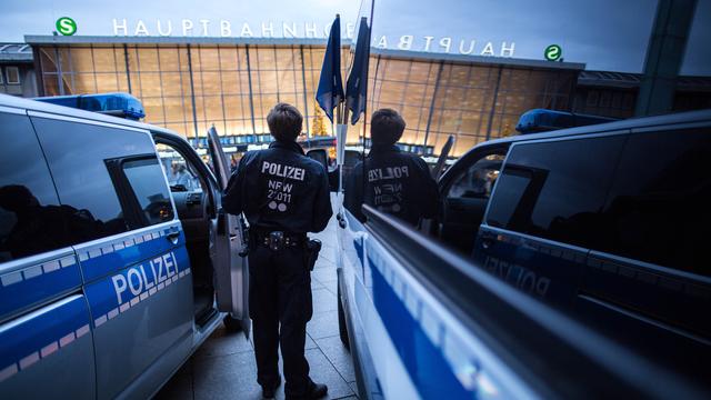 La présence policière a été renforcée autour de la gare de Cologne. [DPA/Keystone - Maja Hitij]