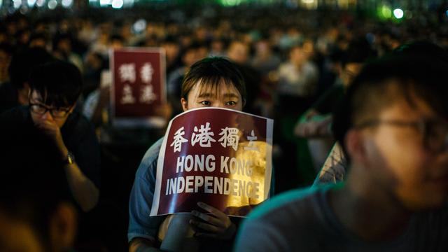 Une manifestante brandit une pancarte réclamant l'indépendance de Hong Kong, le 5 août 2016. [Anthony WALLACE]