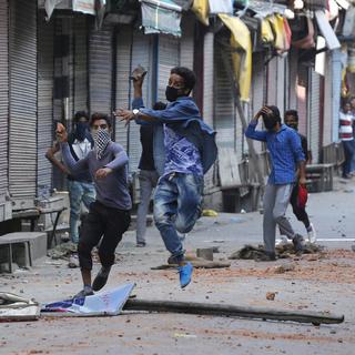 Des manifestants musulmans du Cachemire lancent des pierres sur des policiers indiens [EPA - FAROOQ KHAN]
