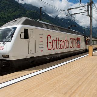 Arrivée du train en gare de Pollegio lors de l'inauguration du tunnel de base du Gothard, le 1er juin 2016. [Keystone - Gabriele Putzu]