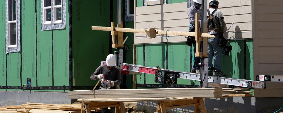 Des ouvriers construisent une maison à Arvada, dans le Colorado. [Rick Wilking]