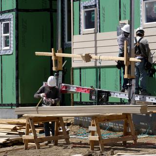 Des ouvriers construisent une maison à Arvada, dans le Colorado. [Rick Wilking]