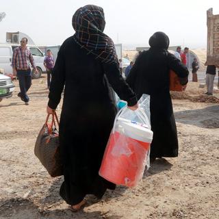 Des civils qui ont quitté Mossoul arrivant dans un camp à une quarantaine de kilomètres à l'est de leur ville. [EPA/Keystone - Amel Pain]