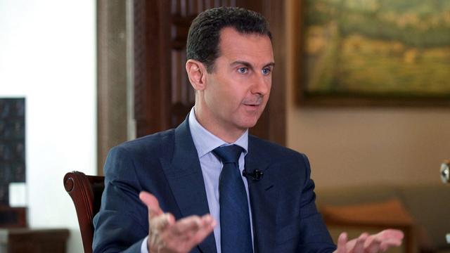 Le président syrien Bachar al-Assad durant l'entretien avec AP à Damas. [Keystone - EPA/SANA]