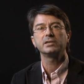 François Vallotton analyse une photographie d'Hans Steiner. Capture d'écran d'une vidéo d'UNIL TV. [UNIL TV]
