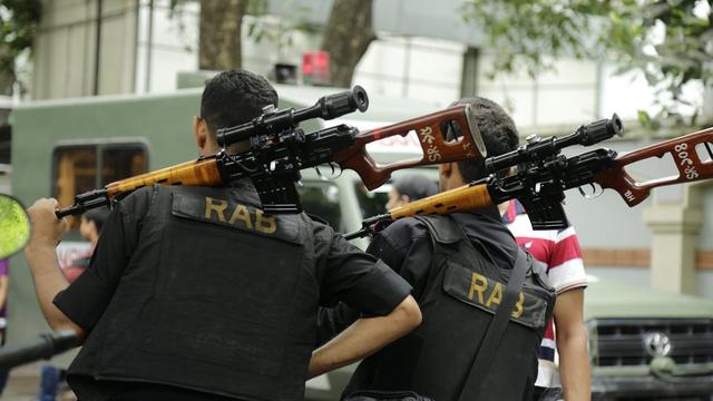 Des agents du RAB à proximité de la prise d'otage dans un restaurant de Dacca, au Bangladesh. [EPA / Keystone - Stringer]