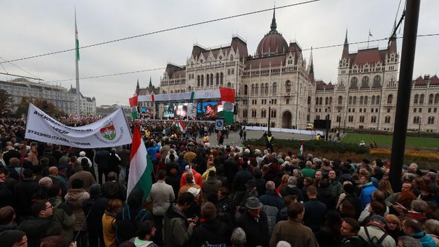 Des opposants au gouvernement Orban manifestent durant le discours du Premier ministre à Budapest, le 23 octobre 2016.