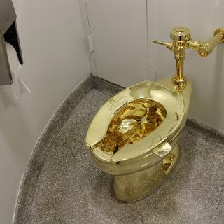 Les toilettes en or de Maurizio Cattelan au Guggenheim à New York. [AFP - Christina Horsten]