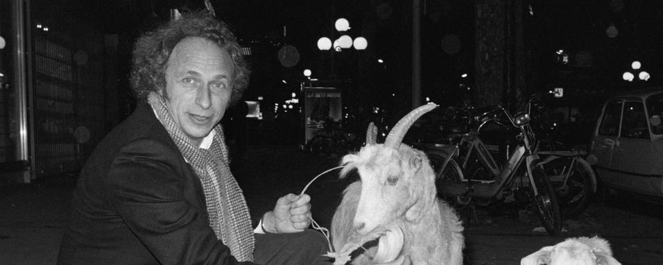 L'acteur français Pierre Richard pose avec des chèvres devant un cinéma de Nice, le 7 décembre 1981, lors de la présentation du film "La Chèvre" de Francis Veber. [AFP - Ralph Gatti]