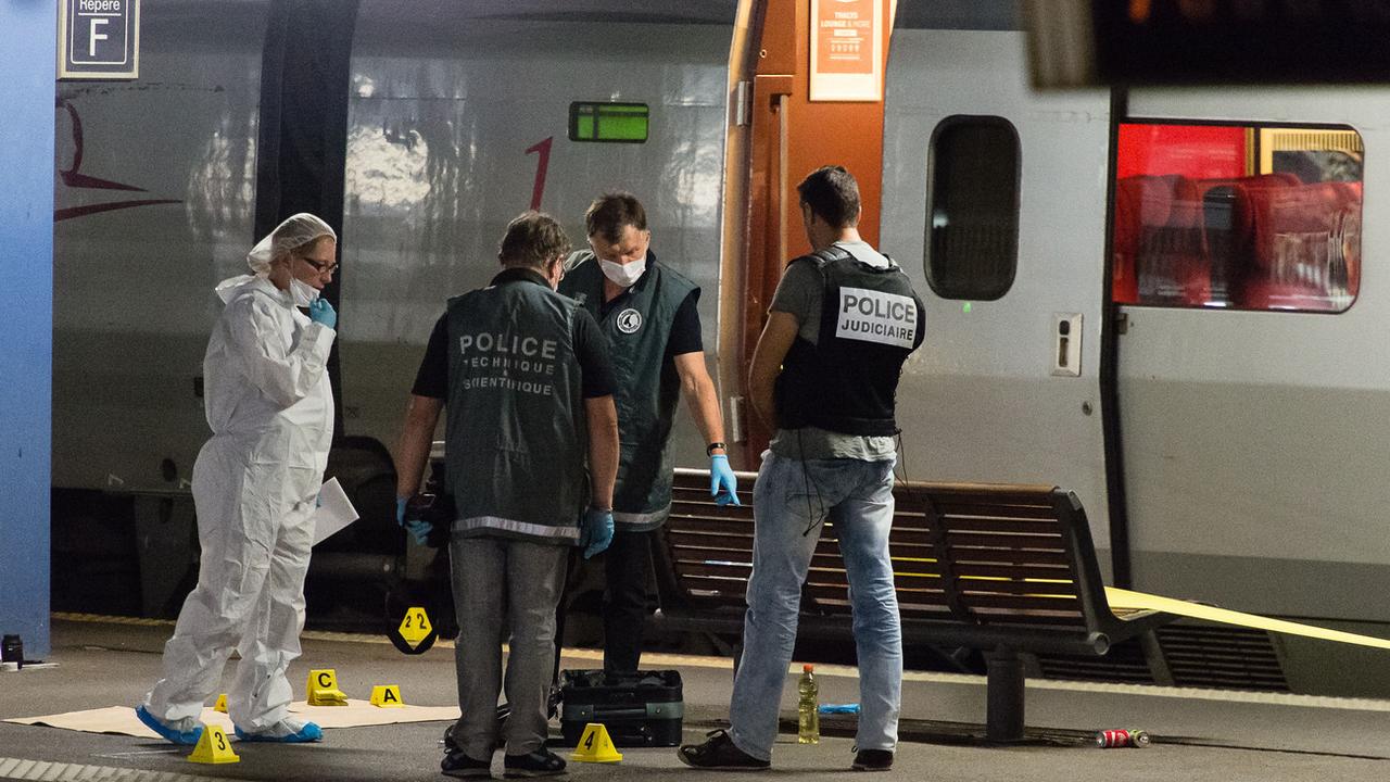 Les enquêteurs au travail après l'attaque du Thalys en août 2015. [AP/Keystone]