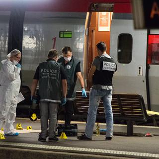 Les enquêteurs au travail après l'attaque du Thalys en août 2015. [AP/Keystone]