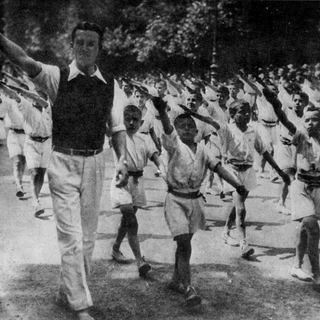 Défilé de l'organisation fasciste française Croix de feu à Paris en 1936. [Berliner Verlag/Archiv/DPA/AFP]