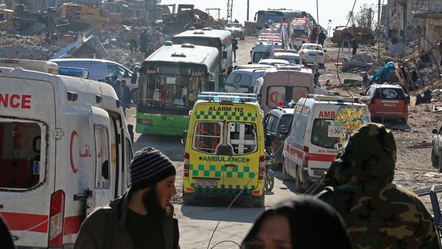 Ambulances et bus évacuent les personnes du dernier quartier rebelle d'Alep. [Reuters - Abdalrhman Ismail]