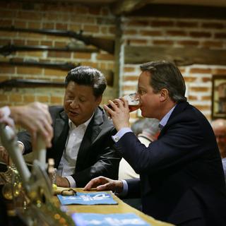 David Cameron et Xi Jinping dans un pub anglais. [Keystone - Kirsty Wigglesworth]