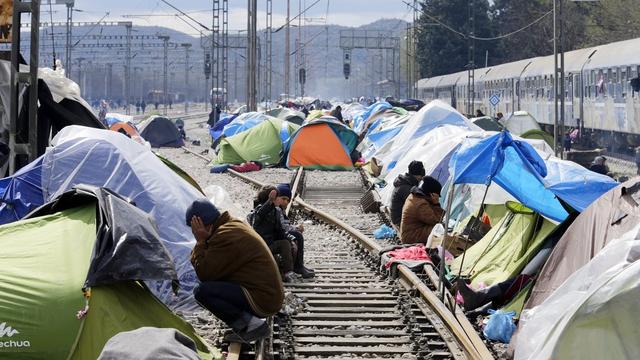 Des milliers de migrants sont bloqués depuis plusieurs semaines à la frontière entre la Grèce et la Macédoine. [EPA/Keystone - Armando Babani]