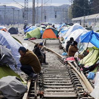 Des milliers de migrants sont bloqués depuis plusieurs semaines à la frontière entre la Grèce et la Macédoine. [EPA/Keystone - Armando Babani]