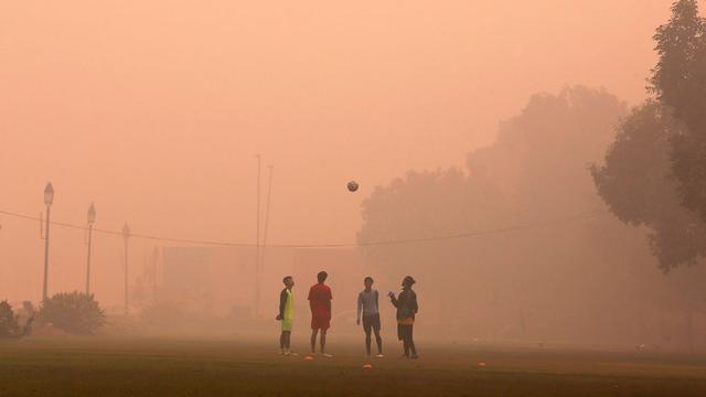 Les enfants de New Dehli sont les premières victimes de la pollution de la ville. [Reuters - Adnan Abidi]