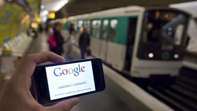 La homepage de Google sur un smartphone dans le métro parisien. [EPA/IAN LANGSDON]