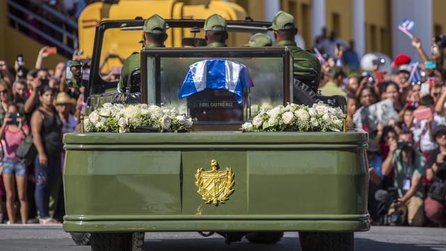 Fin du cortège funèbre, qui a transporté les cendres du "Comandante" jusqu'à Santiago. [keystone - Desmond Boylan]