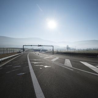 Image matinale de l'autoroute A16 lors l'inauguration officielle du tronçon Delémont Est - frontière cantonale. [Keystone - Stefan Meyer]