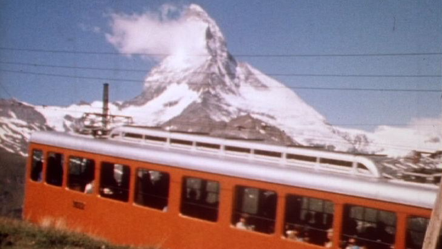 Le tourisme de masse en Suisse en 1971. [RTS]