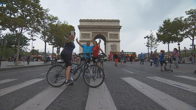 Dimanche, plusieurs personnes ont pu déambuler librement sur Les Champs-Elysées. [EVN]