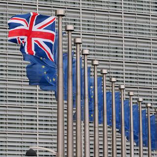 L'"Union Jack", le drapeau britannique, flotte aux côtés des drapeaux européens à Bruxelles, ce 29 janvier 2016, à l'occasion de la visite de David Cameron. [EPA/Keystone - Laurent Dubrule]