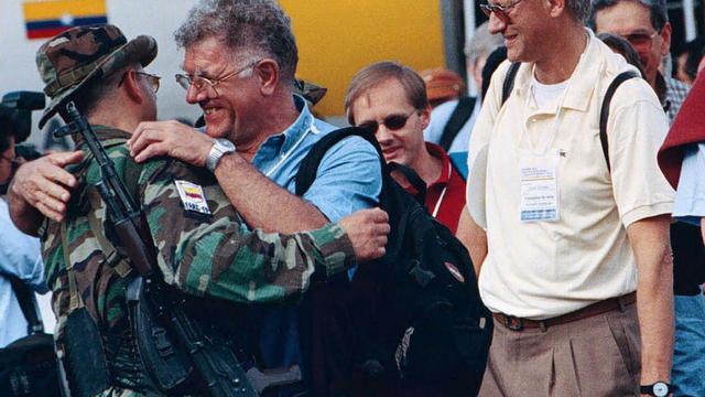 Jean-Pierre Gontard et Ricardo Palmera, commandant des FARC. [Keystone]