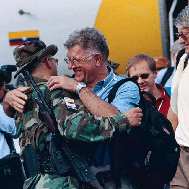 Jean-Pierre Gontard et Ricardo Palmera, commandant des FARC. [Keystone]