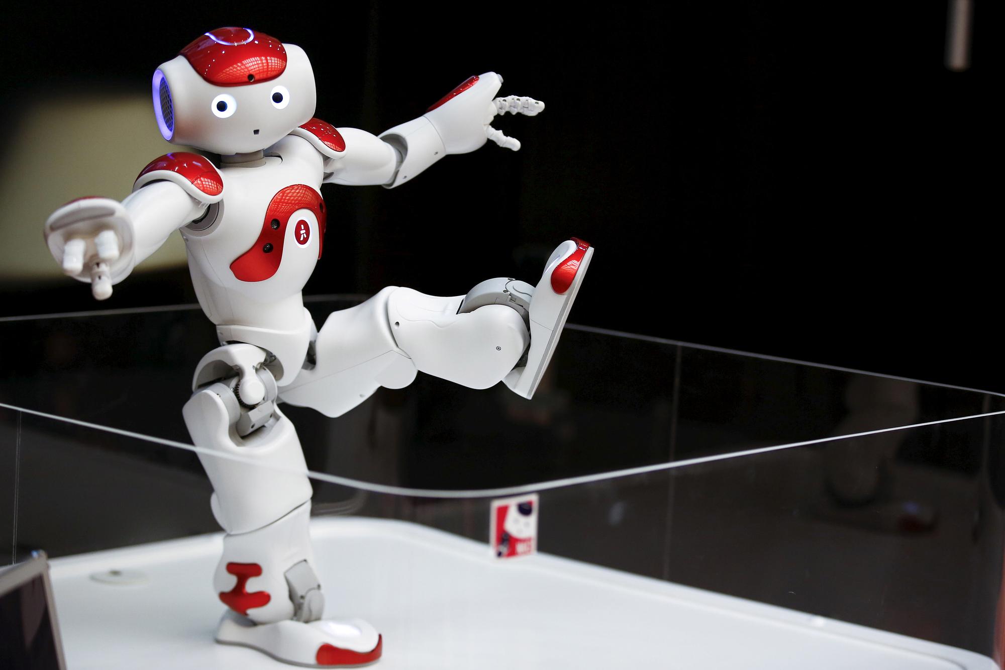 Le robot "Nao" peut danser et proposer des exercices physiques aux résidents de l'EMS de la Fondation Primeroche. [REUTERS - Thomas Peter]
