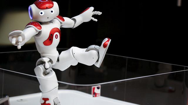 Le robot "Nao" peut danser et proposer des exercices physiques aux résidents de l'EMS de la Fondation Primeroche. [REUTERS - Thomas Peter]