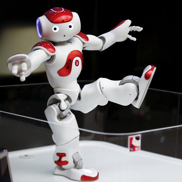 Le robot "Nao" peut danser et proposer des exercices physiques aux résidents de l'EMS de la Fondation Primeroche. [REUTERS - Thomas Peter]