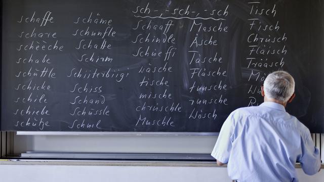 Le débat sur les langues continuent en Suisse.