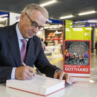 L'ancien conseiller fédéral Adolf Ogi lors du vernissage du livre "Tunnelling the Gotthard", a deux semaines de l'inauguration officielle. [Alexandra Wey]