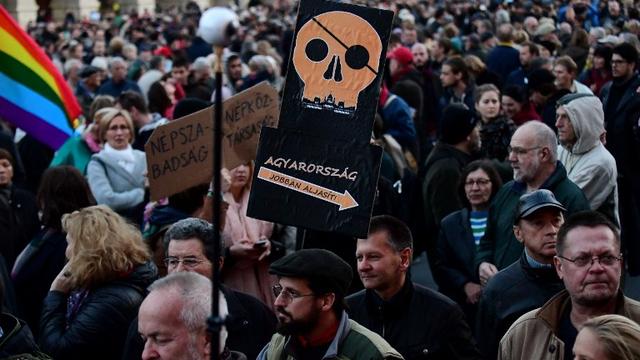 "Lentement, mais sûrement, ils nous retirent nos libertés", a clamé l'un des manifestants avec un porte-voix. [Attila Kisbenedek]