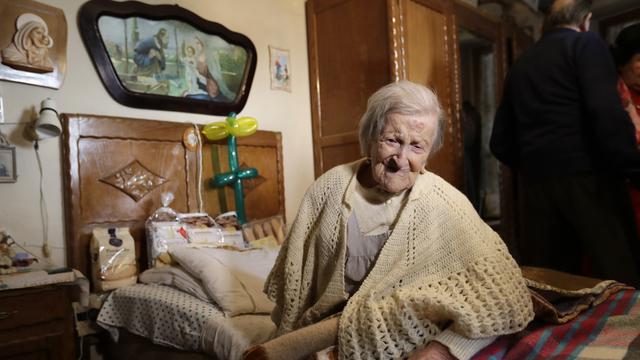 Emma Morano, 117 ans ce 29 novembre 2016, pose pour le photographe dans son domicile de Verbiana dans le nord de l'Italie. [AP Photo/Antonio Calanni]