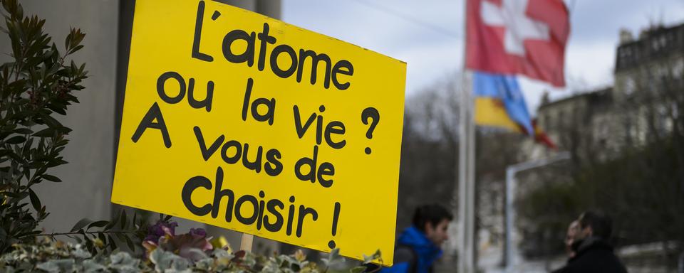 Une pancarte contre la centrale du Bugey est posée à Genève, 07.03.2016. [AFP - Fabrice Coffrini]