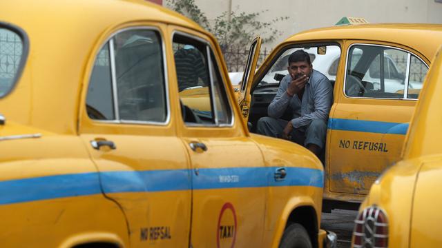 Tous les taxis de la capitale indienne vont devoir rouler au gaz naturel. [AFP - Dibyangshu Sarkar]