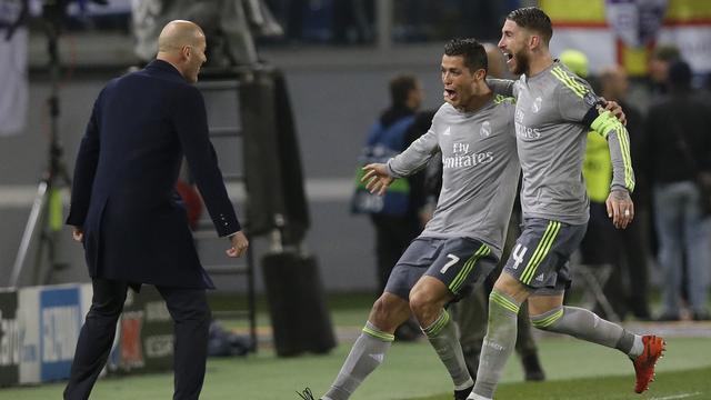 Immédiatement après son but, Cristiano Ronaldo s'est précipité dans les bras de son coach, Zinedine Zidane. [Alessandra Tarantino]