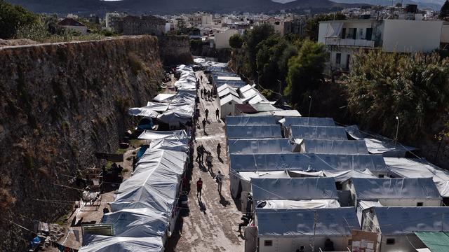 Les attaques ont visé des tentes du camp de Souda, près du centre du chef-lieu de l'île. [AFP - Louisa Gouliamaki]