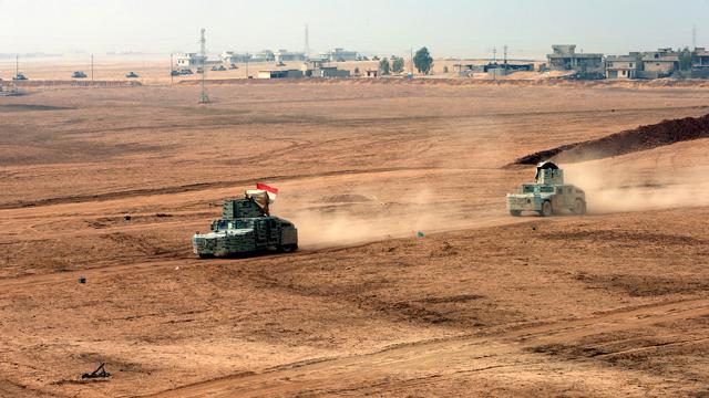 Des combattants kurdes peshmergas dans des véhicules positionnés près de la ville de Bachiqa, à environ 25 km de Mossoul, le 24 octobre 2016. [Reuters - Azad Lashkari]