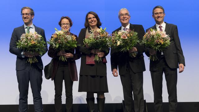 De gauche à droite: Conradin Cramer (PLR), Eva Herzog (PS), Elisabeth Ackermann (Verts), Christoph Brutschin (PS) et Lukas Engelberger (PDC), le 23 octobre 2016. [Keystone - Georgios Kefalas]