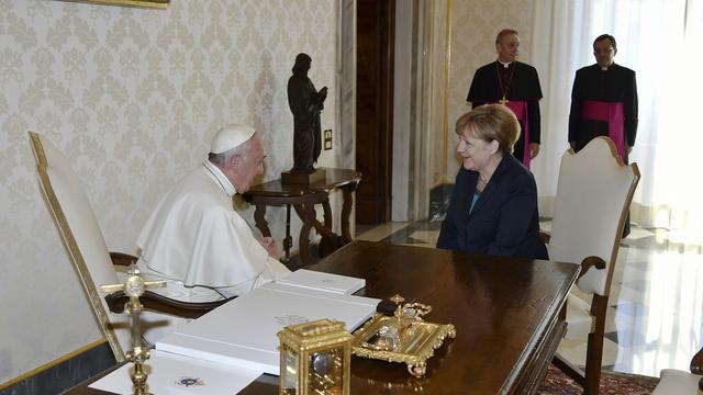 Le pape a également eu un entretien bilatéral avec la chancelière allemande Angela Merkel.