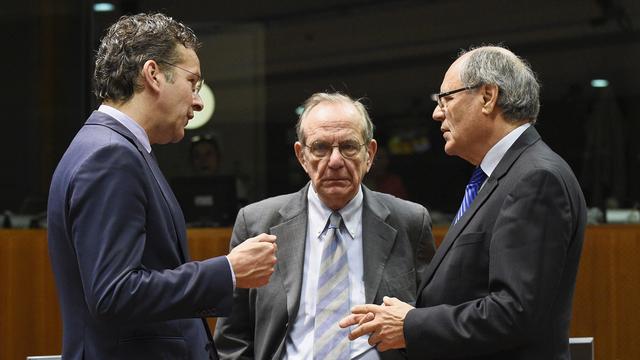 Le président de l'Eurogroupe Jeroen Dijsselbloem (centre) appelle les deux pays à de nouveaux efforts budgétaires. [AFP - John Thys]