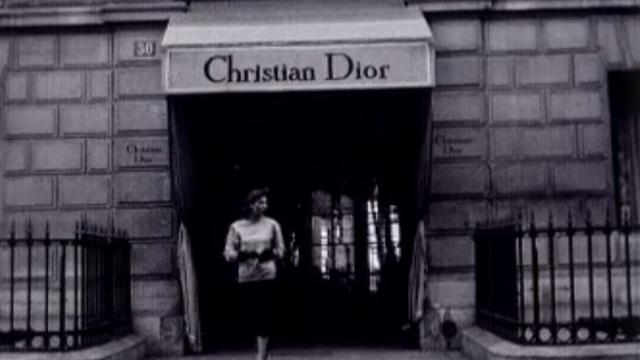 La boutique Christian Dior, le temple du chic parisien en 1954. [RTS]