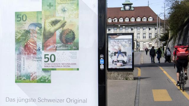 "Le plus jeune original Suisse", la publicité pour le nouveau billet de banque dans les rues de Berne. [Peter Schneider]